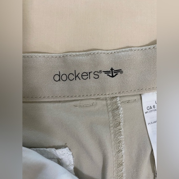 Dockers khaki shorts.  EUC - Picture 2 of 8